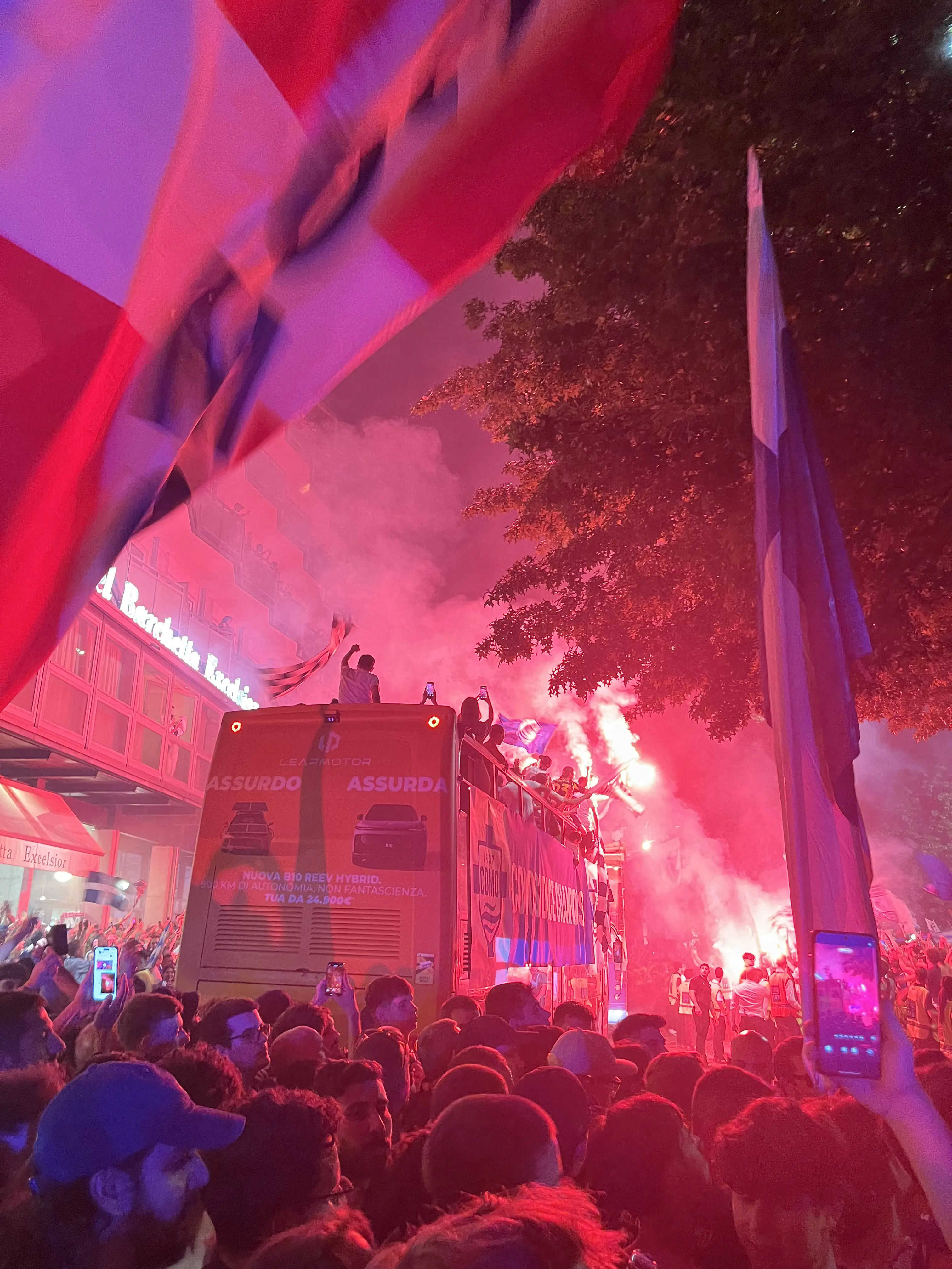 Pullman del Como tra fumogeni e folla in festa
