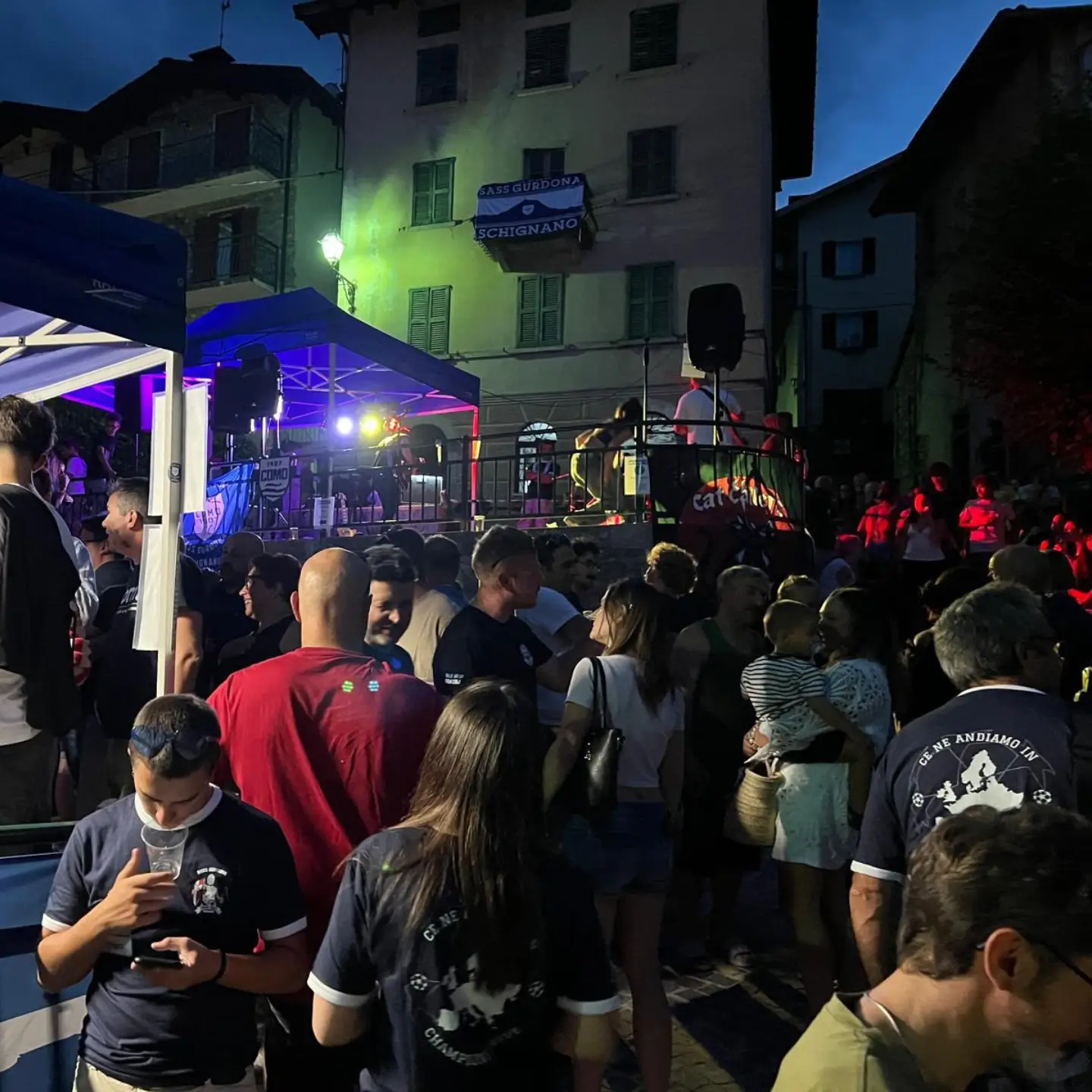 La piazza piena durante la Sass Summer Fest 2026